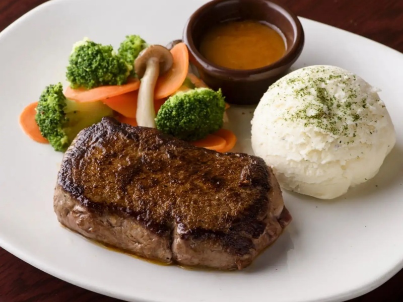 とにかく肉厚が自慢!脂の少ないランプステーキから、ジューシーなリブアイまで本格ステーキが勢揃いです。