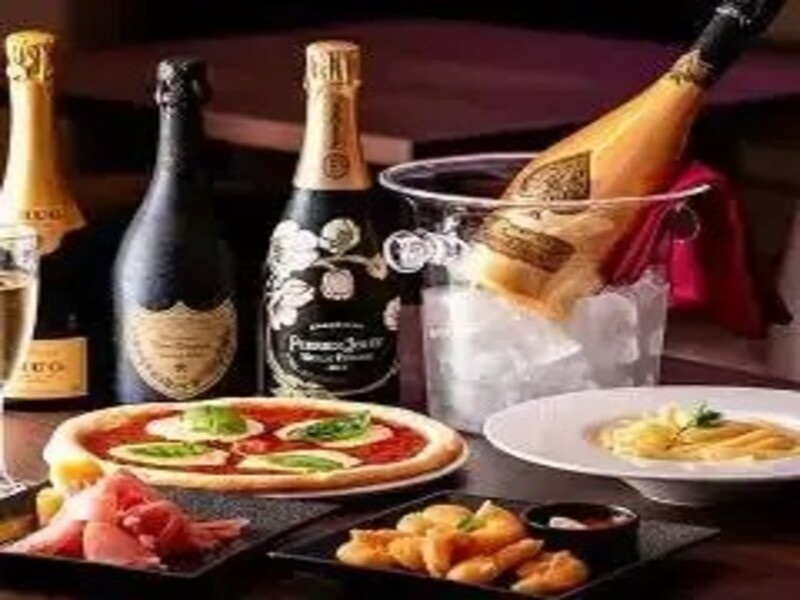 お酒を片手にカラオケやダーツが楽しめる大人の遊び場。ドリンクは種類豊富にラインナップ！料理にもこだわっています。手軽につまめるスナックからピザやパスタなどお食事メニューも充実。飲み放題メニューもございます◎いろいろなシーンでご利用ください。