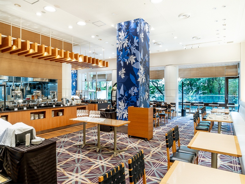 日本庭園に面した窓から暖かな日の光が差し込む明るい店内