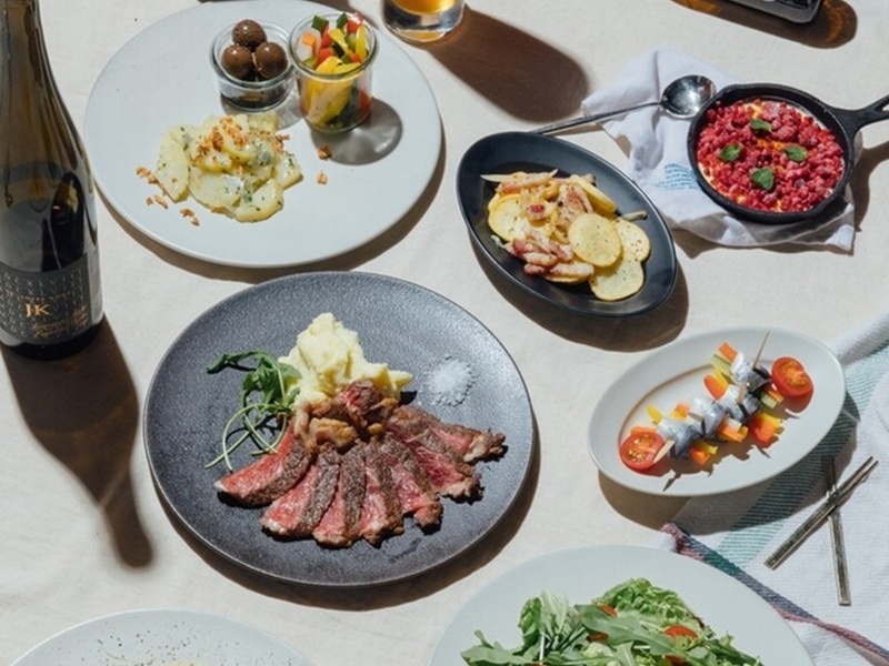 シェフこだわりの調理法で素材の味を引き出す絶品料理をご提供！