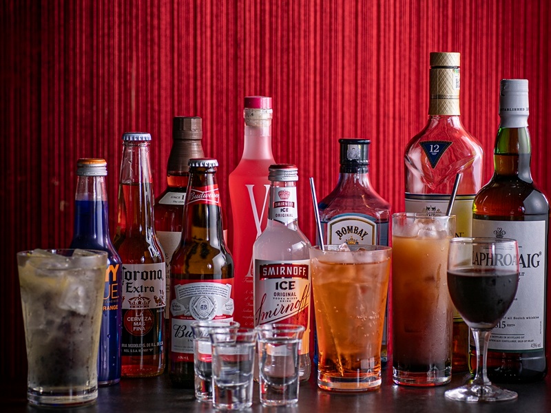 飲み放題メニューは、ハイボールやカクテル、さらに生ビールやサワーが楽しめる『バラエティー』、さらにさらにウイスキーや瓶ビール、こだわりカクテルもプラスされた『プレミアム』の2種をご用意。