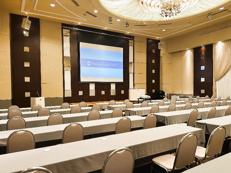 【飛鳥・桃山】
218㎡の広さでスクール形式144名まで対応可能な会場です。落ち着いた内装と大型スクリーンを備え、会議やセミナー、講演会に最適。設備が充実しており、スムーズなイベント運営をサポートします。