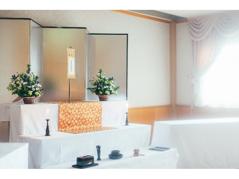 法要を執り行う場合は「祭壇」を組むことが可能。線香や焼香、お供え花などのご用意が可能。仏教宗派ごとの仏具も提供可能