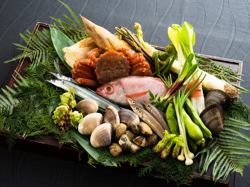 季節により松茸、松葉ガニ、松阪牛、八幡平サーモン、天竜鮎など高級食材や旬の厳選した食材を用意