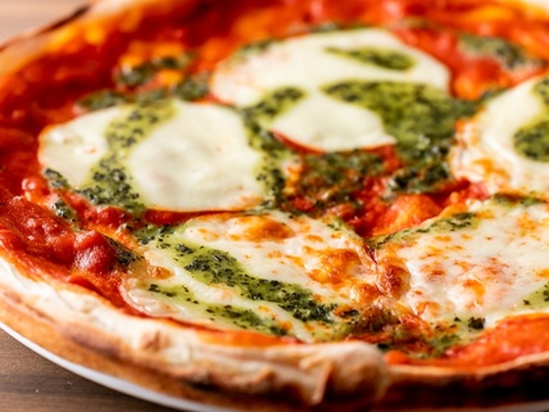 できたて人気メニューが多数

店のピザは窯で焼いている本格派！生地は、ふんわりとして、もちもち♪当店1番人気の『マルゲリータ』を始め、7種類ございます！