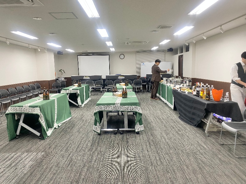 【Room4A】60名程度収容可能。パーティー利用時の写真です。お客様にて別途ケータリング会社に依頼していただき、お料理・お酒等をセッティング。