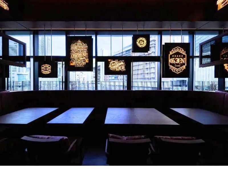 店内テーブル席(昼)