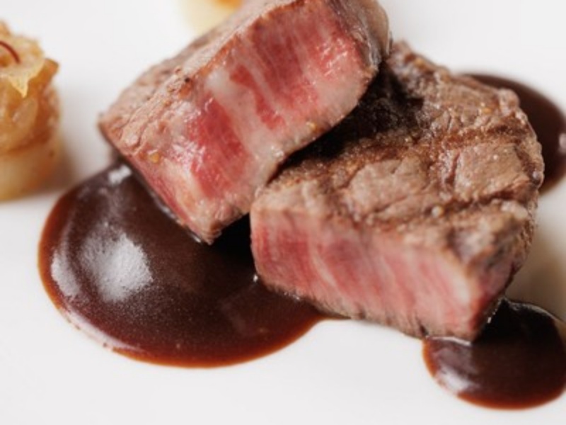 深みのあるソースをまとったお肉料理。