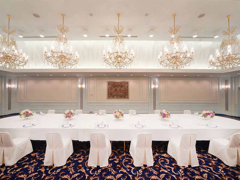 中宴会場【 Crystal -クリスタル-】
神戸の青い空を連想させるブルーの壁や大理石の柱、そして気品溢れるクリスタルシャンデリアの輝きが優雅な空間をつくり上げています。豪華さと落ち着きを併せ持つヨーロピアンテイストの宴会場です。