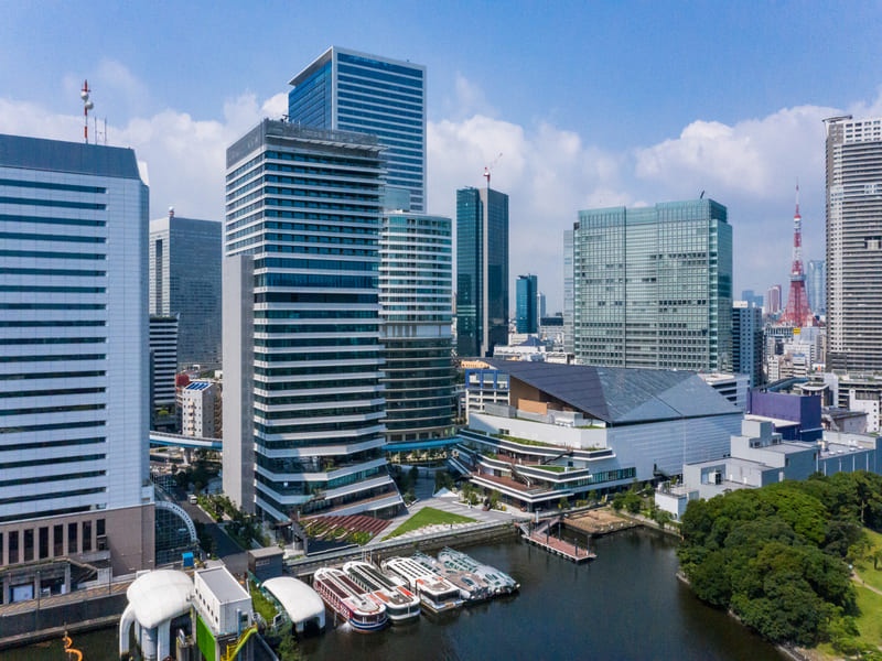 【ホテル外観】
東京湾と浜離宮恩賜庭園の豊かな自然に囲まれた「ウォーターズ竹芝」は、メズム東京、劇団四季、アトレ竹芝からなる複合施設です。