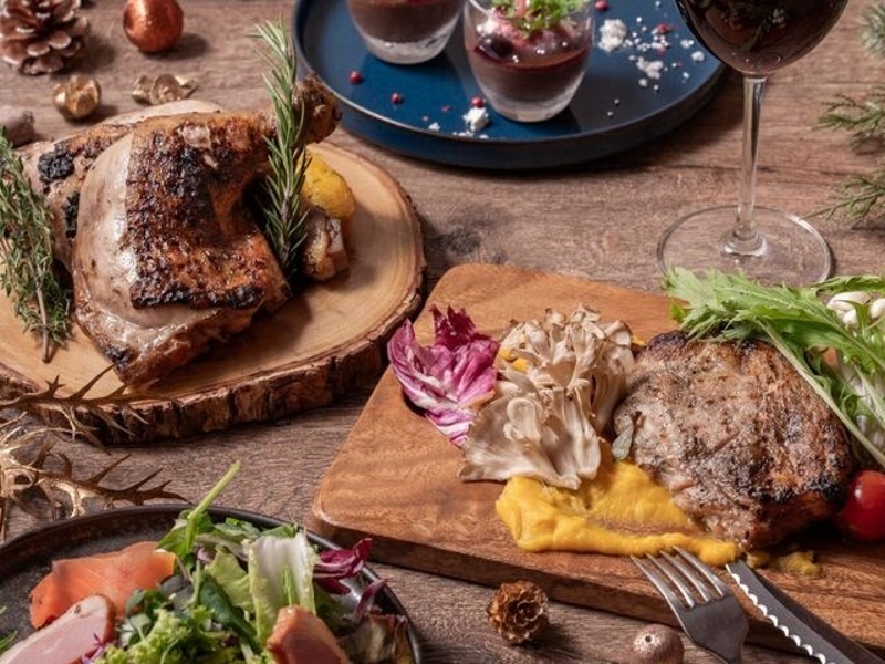 地元埼玉で採れるローカル素材を、薪グリルと記憶のスパイスで
ダイナミックに楽しむダイニング！
本格的な薪火料理をお楽しみいただけます。
地元素材の旨味を心ゆくまでお楽しみください。