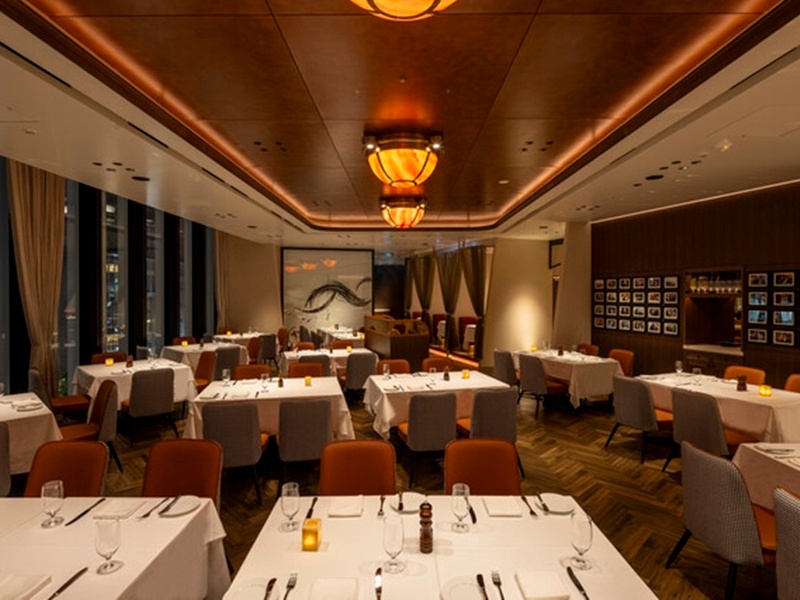 JR大阪駅西改札口直結「KITTE大阪 5F」
最大ご利用人数：着席時 80人、立食時 120人
大切な方と過ごすひと時を心地よく演出します。