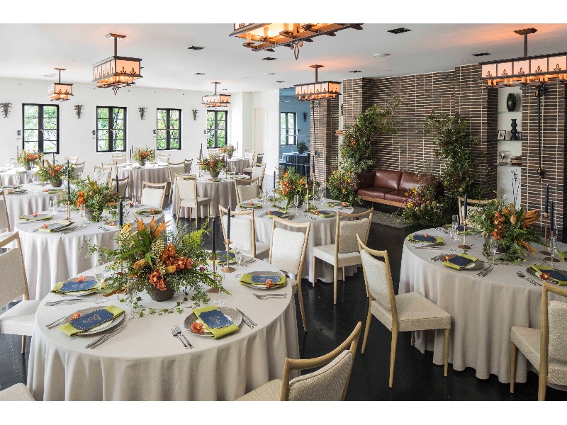 【レストランルーム】落ち着いたモダンな会場な為、どの年齢層の方にも喜ばれること間違いなしです！
いつもよりも華やかで上質な雰囲気での貸切ご希望の方にはぴったりです！

〔収容人数〕立食：20~100名　　着席：20~80名　　