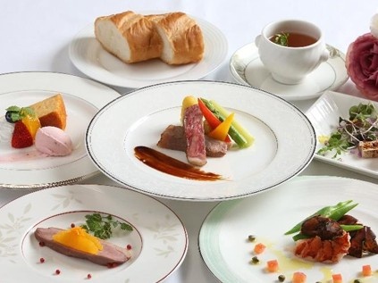美しい盛り付けが映える、魅力的なコース料理。