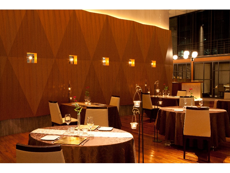 デザインされたレストラン空間での宴会は、洗練され雰囲気のパーティーに仕上がります。