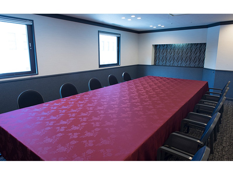 ホテル館3階にある「日の間」は、小規模の会議用会場です。お食事はお弁当等を中心にお出しすることが出来ます。会議で20名様収容可能です。