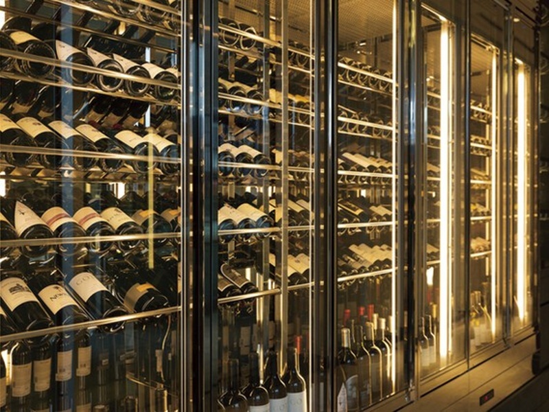 世界各国から厳選した400種のワインコレクション、熟成肉に合う至高のペアリングを。