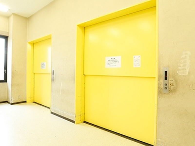 第二展示場2階Fホールへの搬出入は専用の貨物エレベータ(3.5t)2基を完備