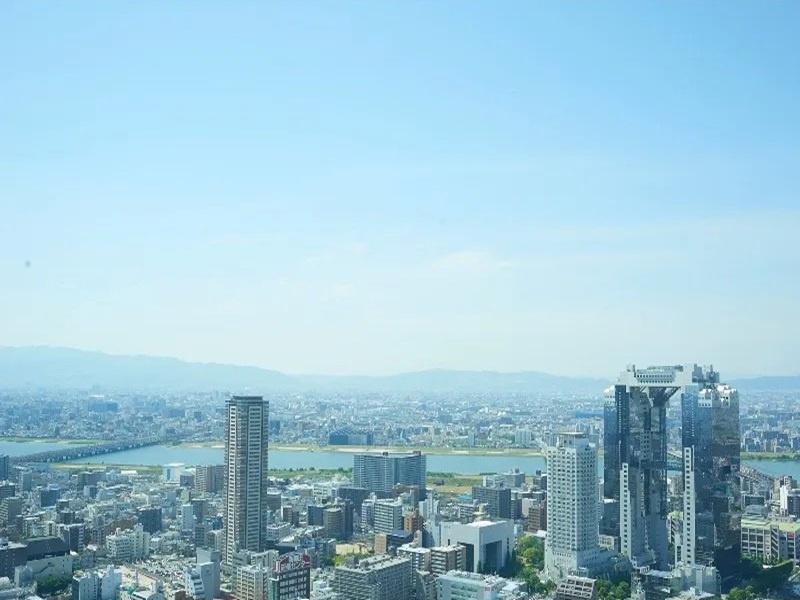 【リアルイベント開催のお勧めポイント①】
100名様以上収容できる会場を使い、適切な距離を保った開催が可能です。
メニュー表は1名1枚、マイクは使用の度に消毒・マイクカバ―の付け替えを行うなど細部までお客様の手の触れるものの管理を徹底しております。