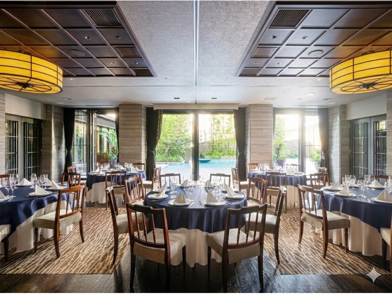 昔ながらの神戸の邸宅をイメージした、シックな雰囲気のバンケットルーム。少人数のアットホームなパーティーから、立食パーティー、会議やセミナー・展示会など幅広いニーズに対応できます。