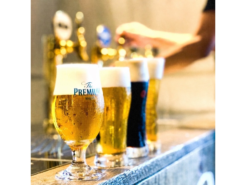 お洒落で素敵なドリンクカウンターには、4種の樽生ビールサーバー(サントリー生ビール/香るエール/プレミアムモルツ黒/カールスバーグ)、ワイン、自家製サングリア、ウイスキー(サントリー角)100種以上のカクテルをご用意しております♪