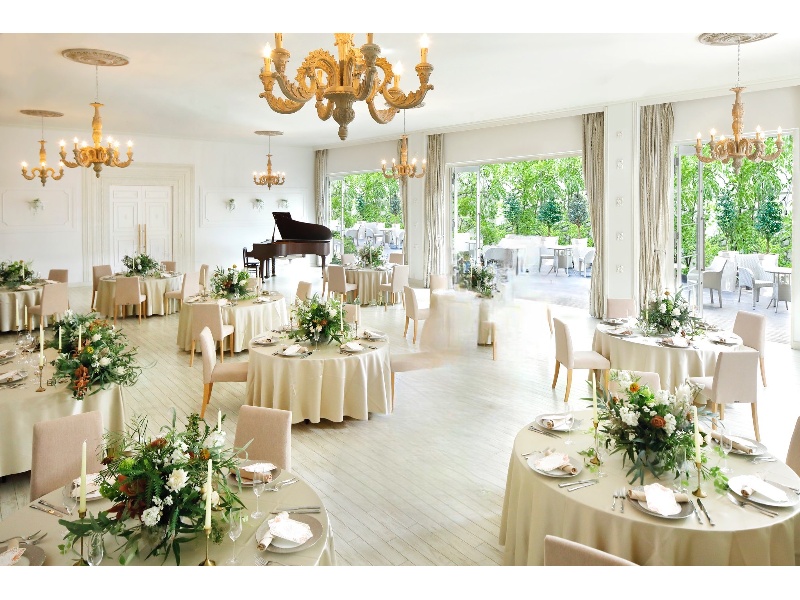 【ボールルーム】結婚式場らしい華やかなホワイトな会場です！大人数の宴会もおまかせ！！　
着席１２０名、立食２００名収容可能なので、忘年会や新年会はもちろん、祝賀会や表彰式、セミナーなども承ります！

〔収容人数〕立食：30~200名　　着席：30~120名