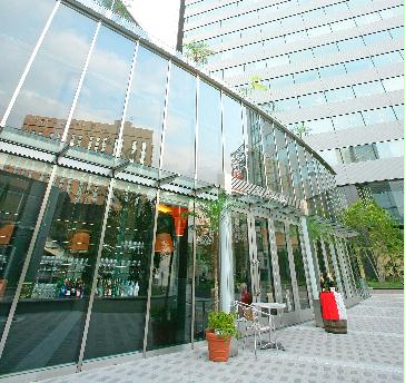 名古屋駅から直通、ルーセントタワーの別棟にある閑静なガラス張りリストランテ。名古屋駅から地下道で直結なので 天候の悪い日も安心です。レストランワンフロア貸切の素敵なパーティをエテルニータで企画してみませんか。