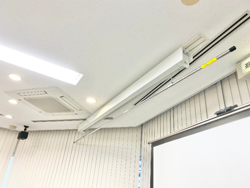 【多目的ホール】スクリーン上部に垂れ幕を掲示できる電動吊りバトンがございます