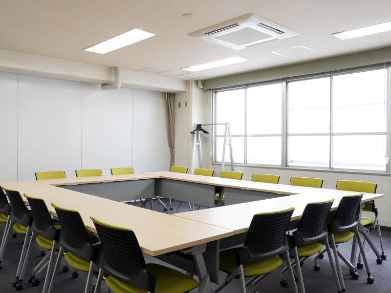 第一会議室　ロの字形式　18名着席可能。