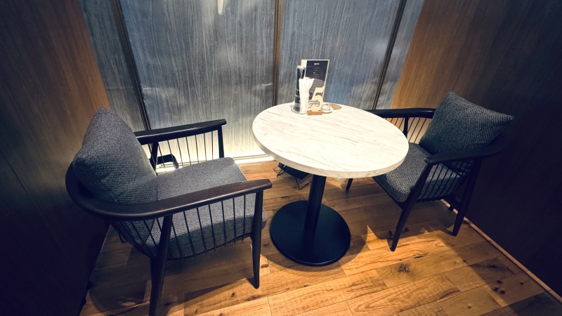 メインフロア_X PLACE cafe lounge<歌舞伎町タワー5階>