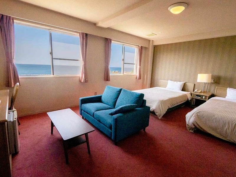 「ツインルーム」
広々・ゆったりとしたスペース。
お休み前に、ドリンク片手に海を眺めながらゆっくりと過ごす…贅沢なひと時をお楽しみください。