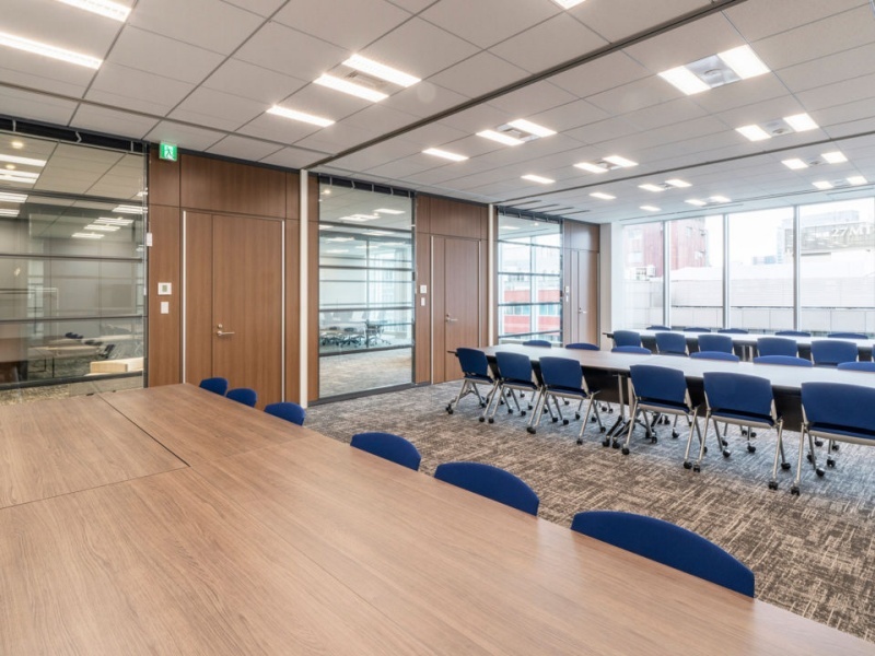 Room C・D・Eを連結した当施設最大級の大型室です。Room Fと同等の広さを誇り、大人数のセミナーや説明会に最適。2面がガラスウォールのため、十分な採光が確保された明るく閉塞感のない空間で、質の高いイベントを開催できます。