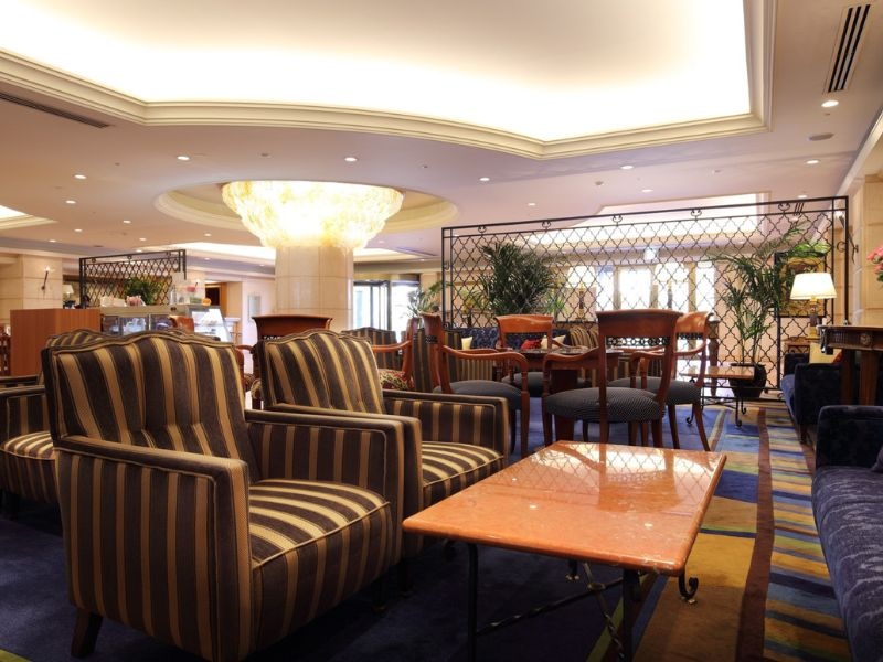 軽食や喫茶をご利用いただくホテル１Fのラウンジスペース