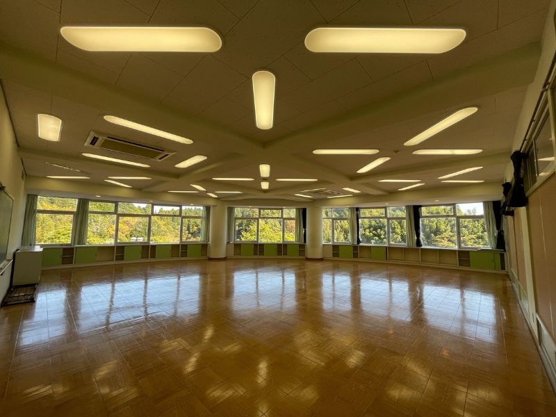 着席で57名利用できる多目的ホールが2か所あります。（長机・椅子・スクリーン・マイク・プロジェクターのご用意あり）