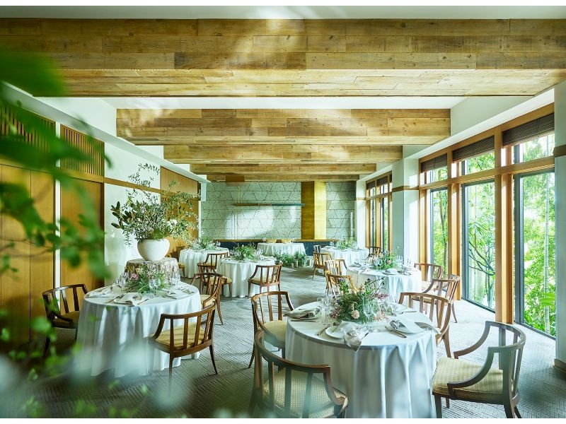 別邸KEYAKI　2F【オーキッド】
窓の外には竹林が覆い茂り、優しい木漏れ日が大人のプライベート空間をつくりだします。アットホームな雰囲気の中で、寛いだ時間をお過ごしいただけます。
着席：48席 立食：50名 スクール：33名 シアター：70名 流し：30席