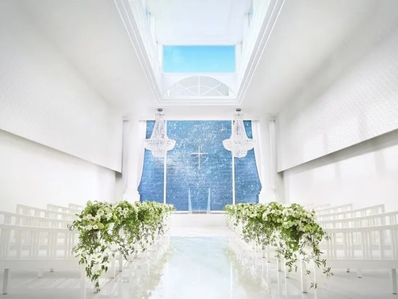 《CHAPEL》
チャペルの扉が開くと、そこは息をのむほど美しい透明感あふれる世界。鹿児島県で最も明るい空間でセミナーやショー、展示会での利用が可能。
着席：96名