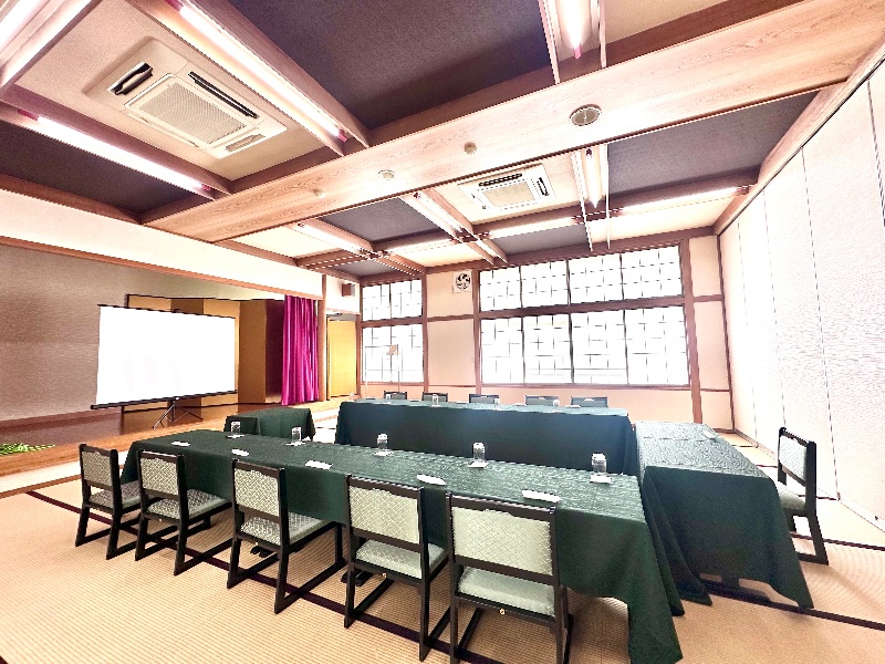 ホワイトボード・スクリーン・プロジェクター・マイク等、会議や研修、セミナーに必要な機材の貸し出しも充実しております。