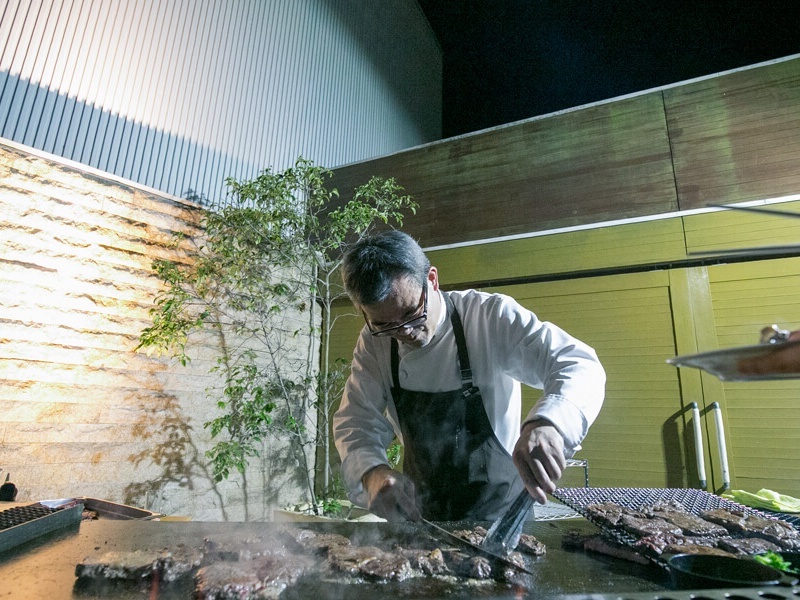 ガーデンで腕を振るうシェフの真剣な眼差し。目の前で繰り広げられる臨場感あふれる調理が、パーティーをより特別な体験へと高めます。