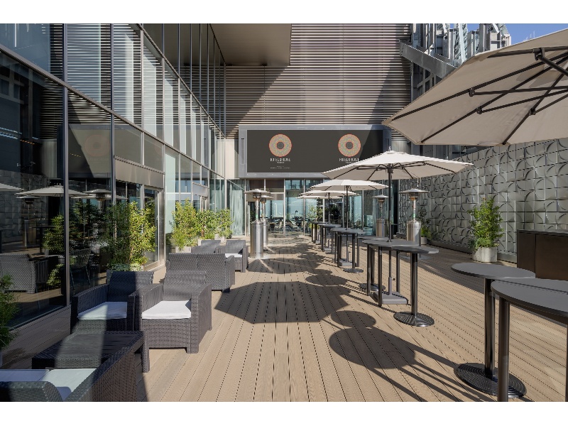 ▼SPACE EAST TERRACE（318㎡）
SPACE EASTに隣接する広大なルーフトップテラス。大型LEDビジョンを活用した演出やプレゼンテーションにも対応可能です。音響設備も完備しており、パーティーやイベントを印象的に演出します。