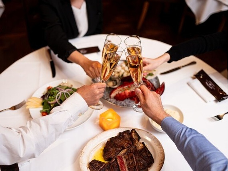 28日以上熟成させたプライムビーフは驚きの柔らかさと深い旨味が口の中で広がる最高の一品！ボリューム満点のビジュアルに、パーティーのメインディッシュとして盛り上がること間違いなし！