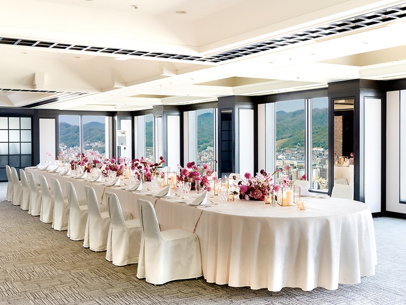 35階　スカイバンケット【Sky Cabin - スカイキャビン -】
ホテル35階に位置し、まるで飛行船からご覧になるように、六甲山系の山なみと美しい神戸の街を一望するロケーション。開放感とプライベート感を併せもつ、ホテル館内随一の瀟洒な空間です。