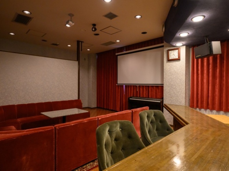 カラオケ＆Barもご一緒に。最新のジョイサウンドのカラオケが利用出来るカラオケ＆Barが館内にあります。