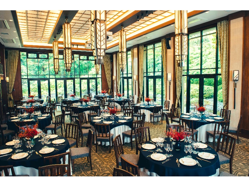 全ての会場から庭園の緑が望めるので、明るく開放的な空間でお食事をお楽しみいただけます。夜はライトアップされた庭園を眺めながら優雅にお過ごしください。