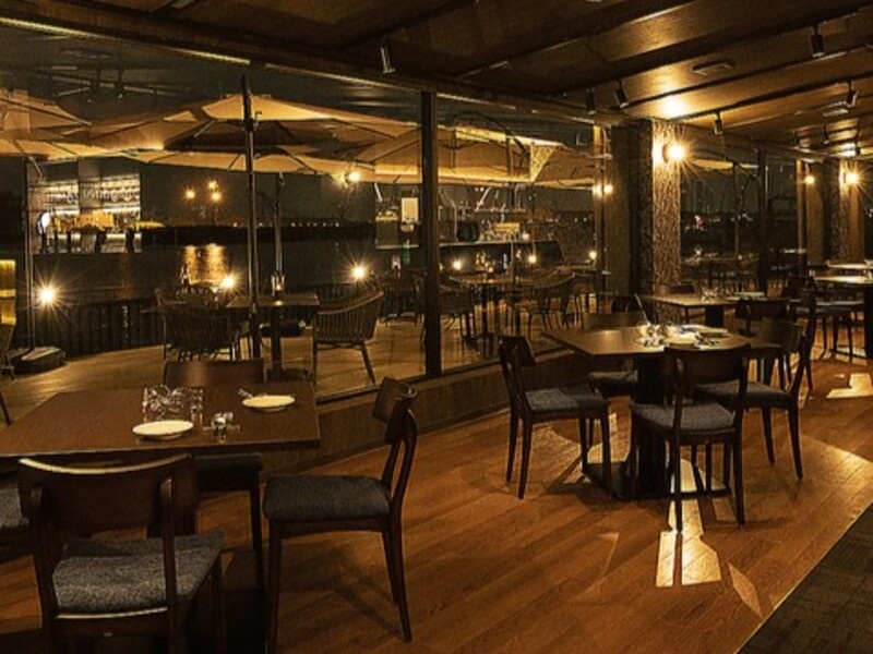 【会場】
ビジネスシーンでの会食や接待にも安心してご利用いただけ、参加者の満足度を高め、実りある会議や研修をサポートします。