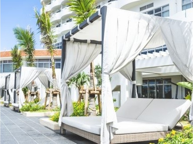 残波岬の青い海を望むリゾートプール。宴会やイベントの合間に、沖縄の太陽の下でリフレッシュできる贅沢な時間を。