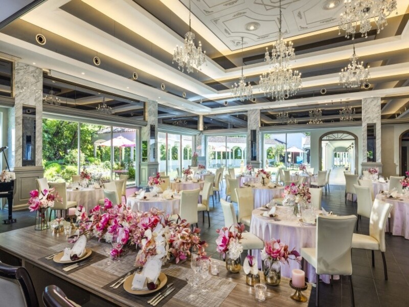 大きな窓の向こうにガーデンが広がる自然も楽しめる会場。