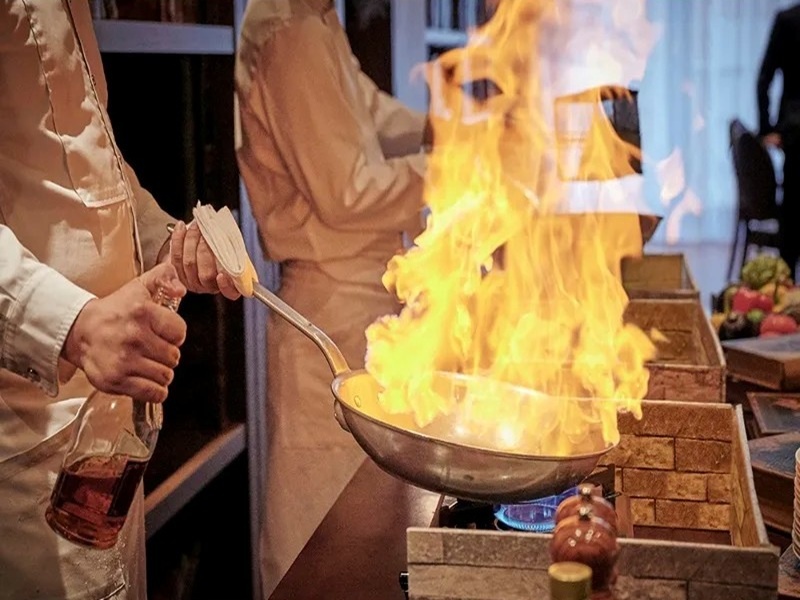 【オプション】
お料理の実演でお料理を五感で楽しんでいただける演出もお勧めです！詳しくはお問合せ下さい！