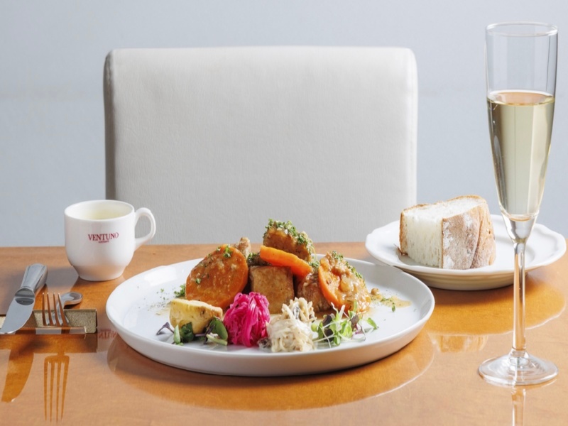 気軽に、でも少し特別に。
お昼のひとときを彩るコース仕立てのランチメニューをご用意しています。
旬の食材を使った一皿一皿を、ゆっくりと楽しむ時間をお過ごしください。