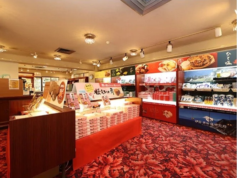 静岡・伊豆の特産品や名産品を取り揃えたショッピングコーナー。
地元ならではのお土産選びをお楽しみいただけます。