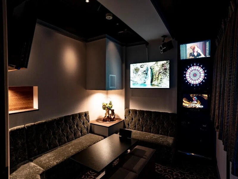 【完全個室完備】８名様までご利用可能な完全個室（１室限定）となっております。ダーツ・カラオケ付きなので楽しいひとときをお過ごしください！

